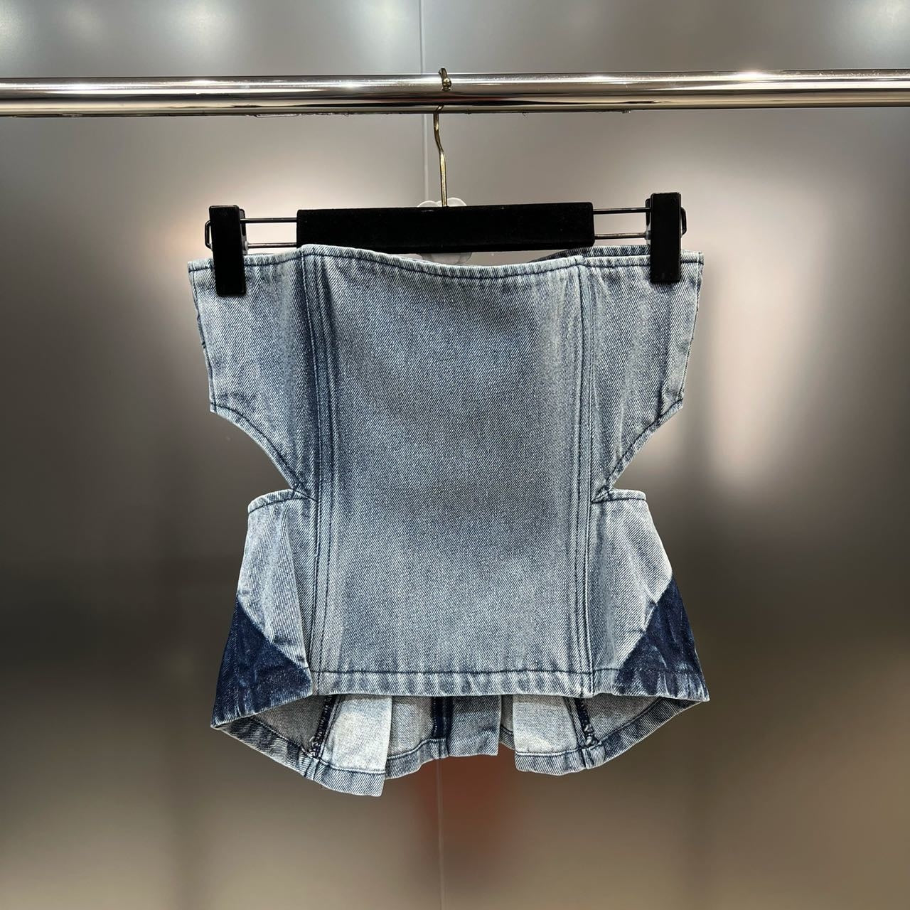 Schlagjeans mit Abnähern und Doppelreißverschluss