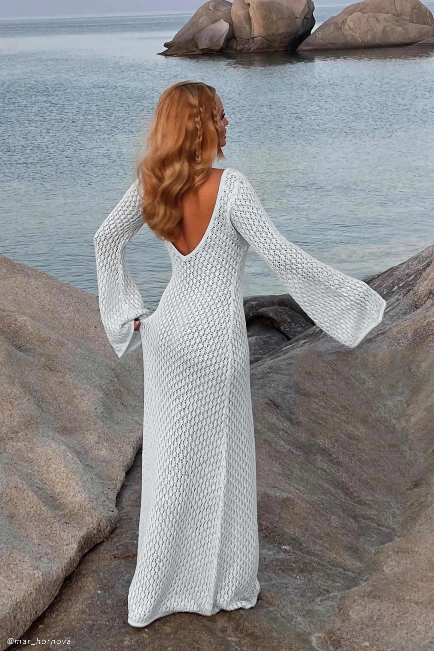 KAYLA MAXIKLEID MIT HÄKELÄRMELN